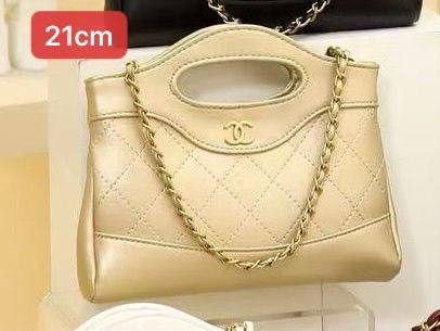 Chanel
21cm 
with box 
95 dhs💓

Zain168
♥️♥️♥️
