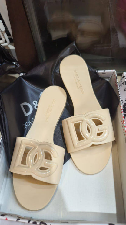 D&G

Size 36 to 41 

70 dhs🪙💕

Zain146
♥️♥️♥️