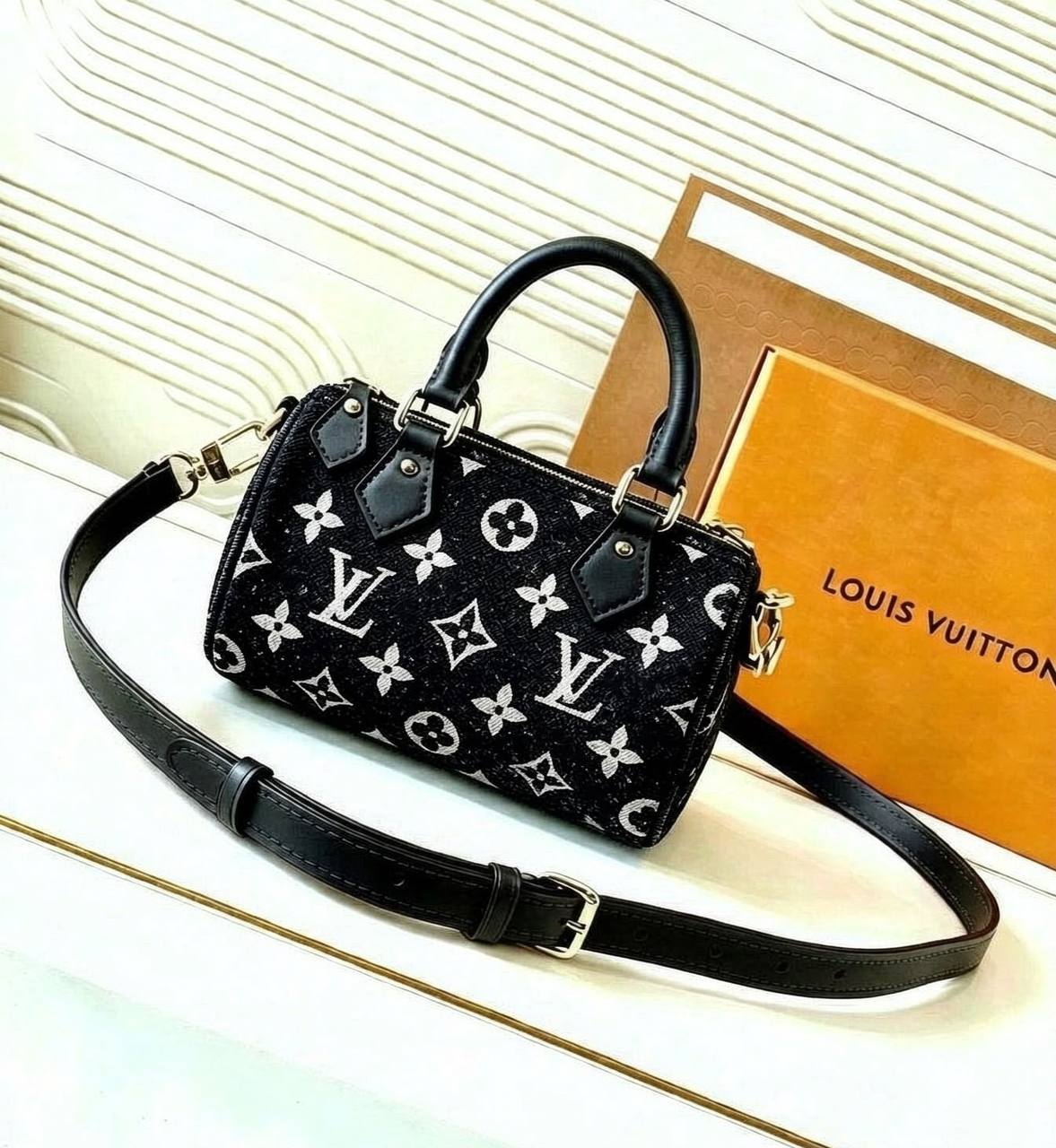 LV SPEEDY MINI SIZE GOOD QUALITY WITH BOX 
100 dhs🇦🇪🇦🇪
Size:16cm

Zain195
♥️♥️♥️