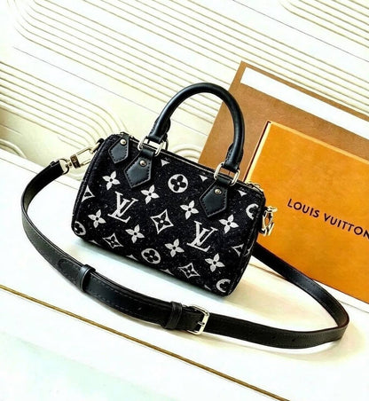 LV SPEEDY MINI SIZE GOOD QUALITY WITH BOX 
100 dhs🇦🇪🇦🇪
Size:16cm

Zain195
♥️♥️♥️