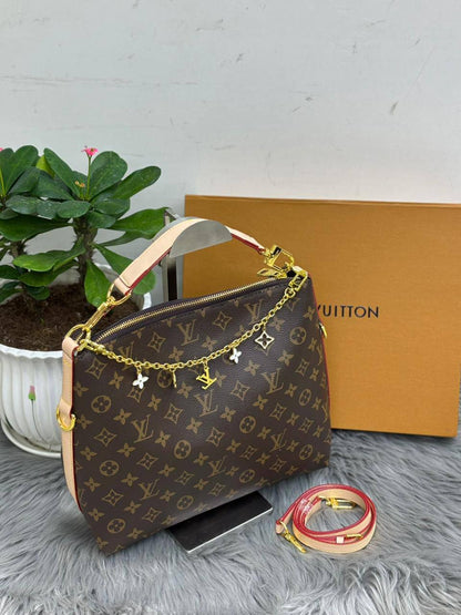 LV
SIZE………. 28CM
95 dhs✅

with BOX
🎁🎁🎁

Zain51
♥️♥️♥️