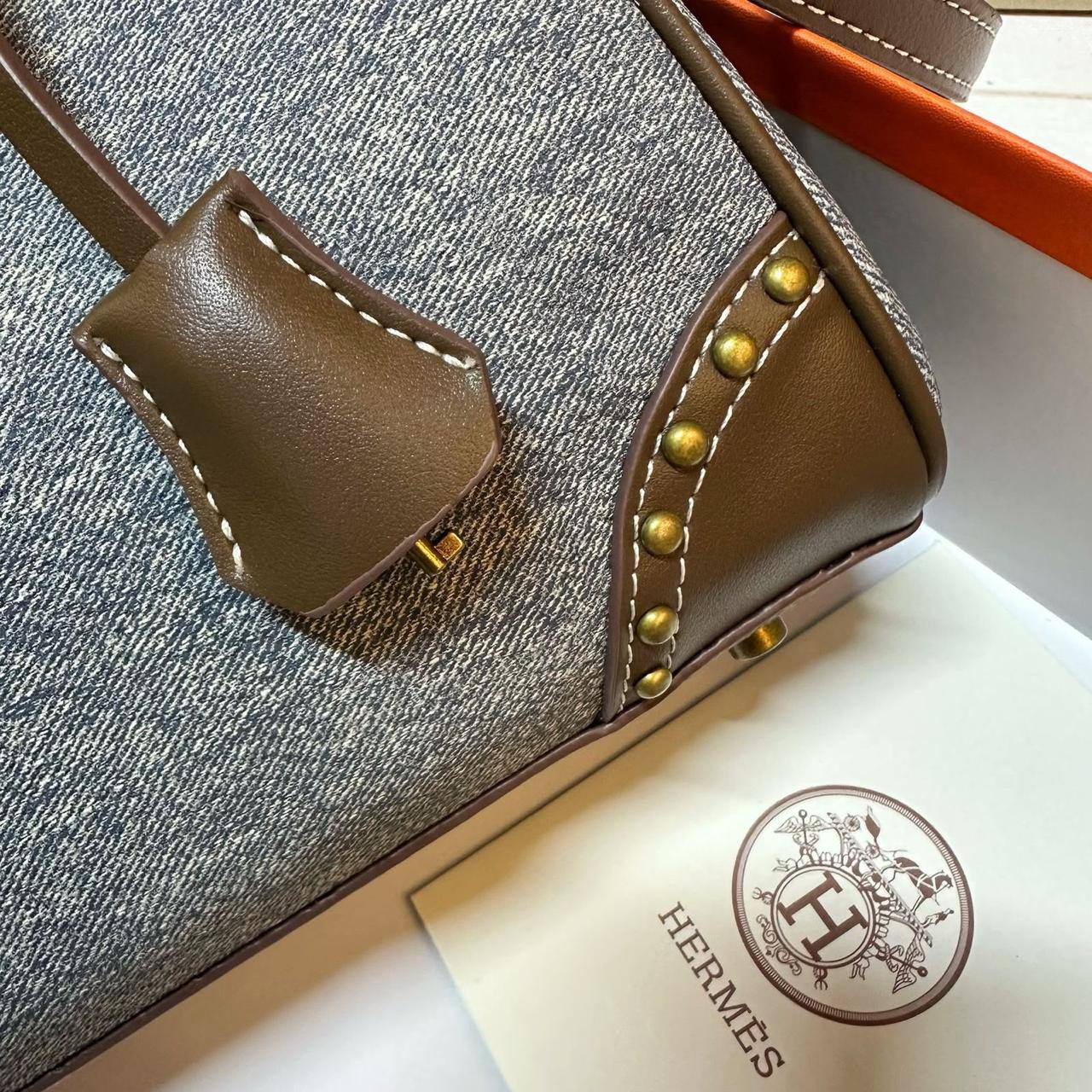 HERMES 
 MEDIUM SIZE GOOD QUALITY  WITH BOX 
100 dhs🇦🇪🇦🇪
Size:24cm

Zain17
♥️♥️♥️