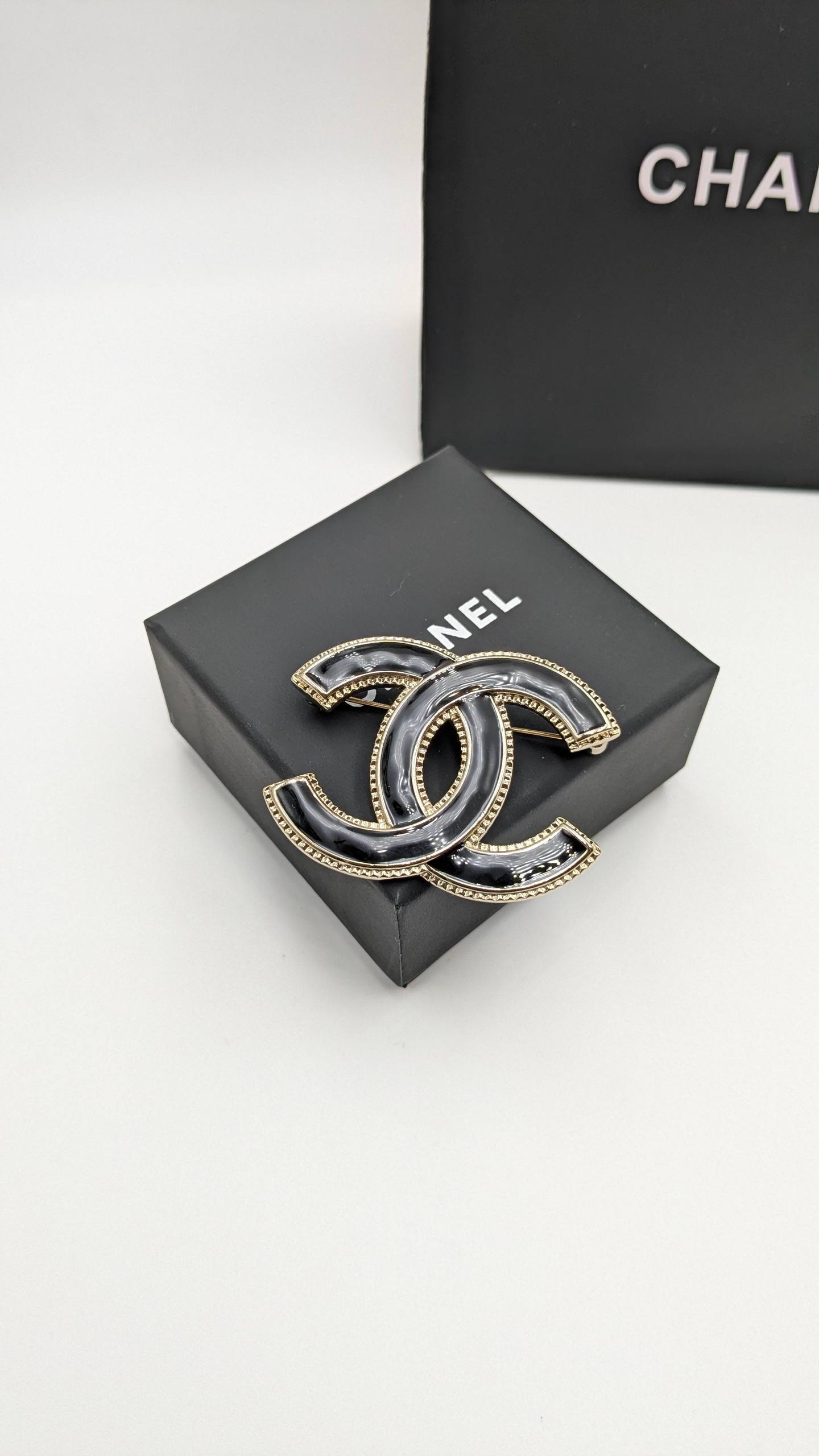 Chanel
*Master Quality* 
*Brooch*
90 dhs❤️ with Normal Box 🎁


Zain210
♥️♥️♥️