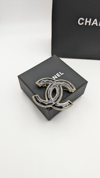 Chanel
*Master Quality* 
*Brooch*
90 dhs❤️ with Normal Box 🎁


Zain210
♥️♥️♥️