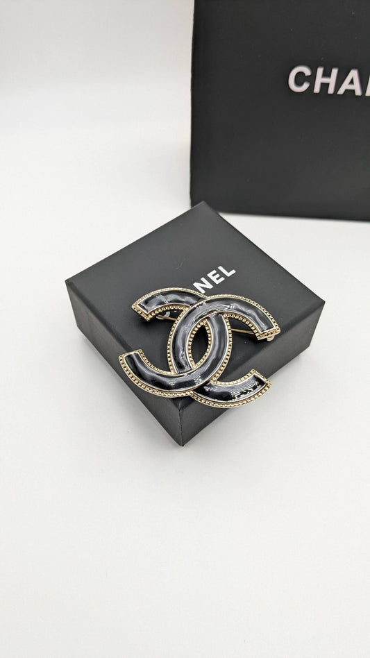 Chanel
*Master Quality* 
*Brooch*
90 dhs❤️ with Normal Box 🎁


Zain210
♥️♥️♥️
