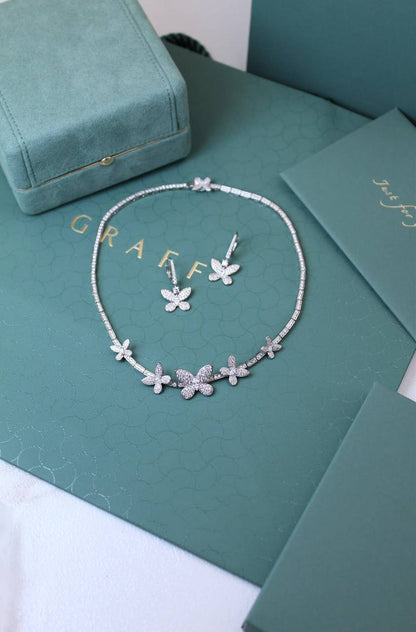GRAFF
↗️ *Super Master Quality ®️*
Pavé Butterfly Diamond Necklace with Earings

*325 dhs🇦🇪🇦🇪* with *Good big* Box & Bag

Zain209
♥️♥️♥️