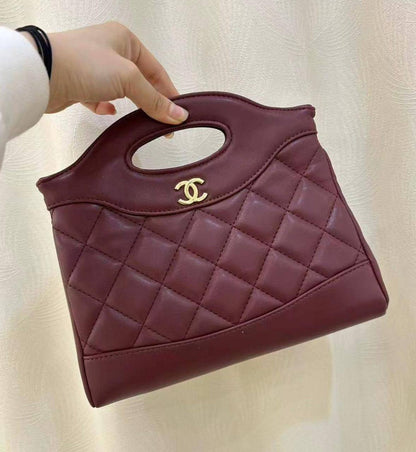 CHANEL 
GOOD QUALITY 

WITH BOX 
🎁🎁🎁

90 dhs✅

Zain39
♥️♥️♥️