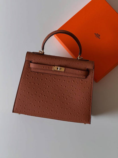 Hermes kelly ostrich 25cm💕master quality😍with box❤️
500 dhs🪙💕

Zain52
♥️♥️♥️