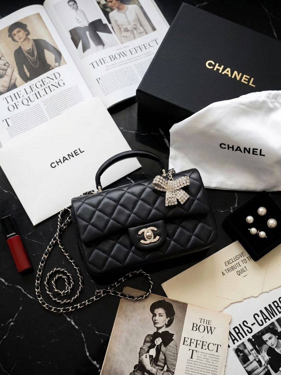 CHANEL
Top Handle Bag
Lambskin Leather Material
With Long Chain Belt Strap
Gold Hardware
Size: 18 cm
With BOX
🎁🎁🎁

110 dhs✅

Zain239
♥️♥️♥️