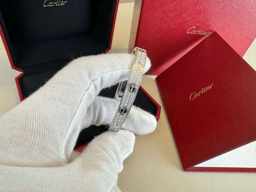 Cartier ❤️‍🔥*
Bangle ✨
Medium size 
Master quality 💯
With normal boxes 🗃️ 
100 dhs✅
With master box 📦 
140 dhs✅

Zain216
♥️♥️♥️