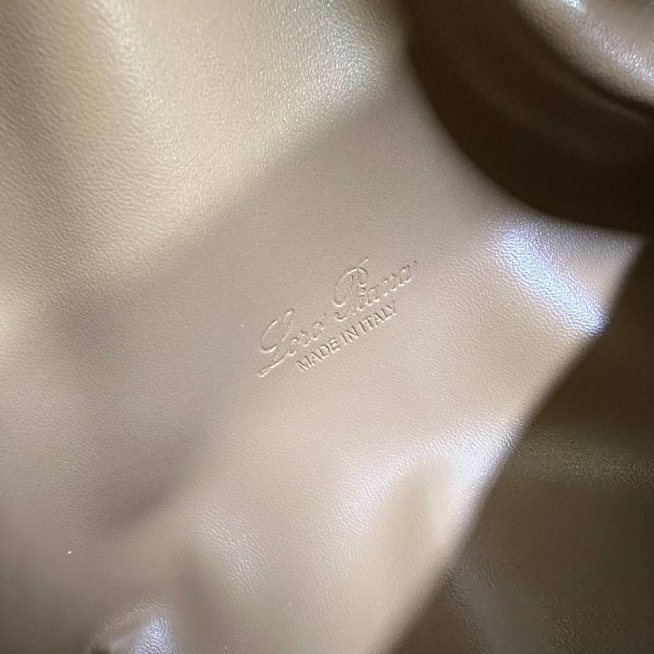 LORA PIANA 
GOOD QUALITY 
WITH BOX 
100 dhs🇦🇪🇦🇪

Zain295
♥️♥️♥️