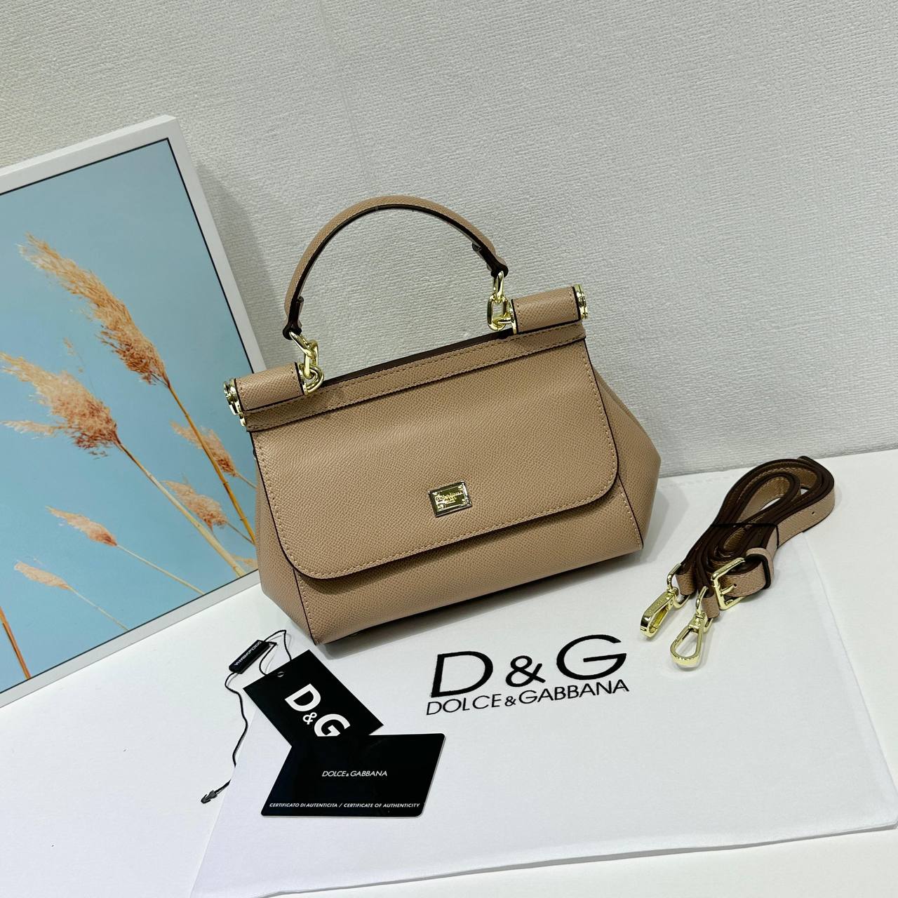 D&G
High quality 
Size: 20cm

With box 
🎁🎁🎁

110 dhs🪙🖤

Zain50
♥️♥️♥️