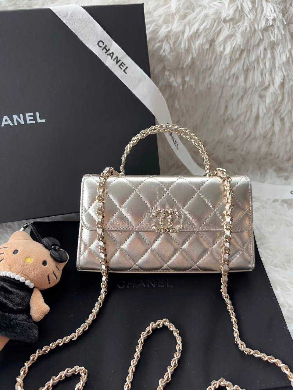 Chanel
105 dhs🇦🇪🇦🇪
good-quality with box 

Zain35
♥️♥️♥️