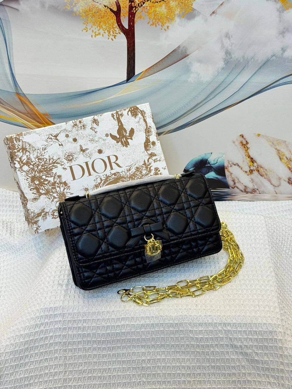 DIOR 😇

BEST QUALITY

 WITH BOXS 
🎁🎁🎁

120 dhs✅

SIZE 21 CM

Zain290
♥️♥️♥️