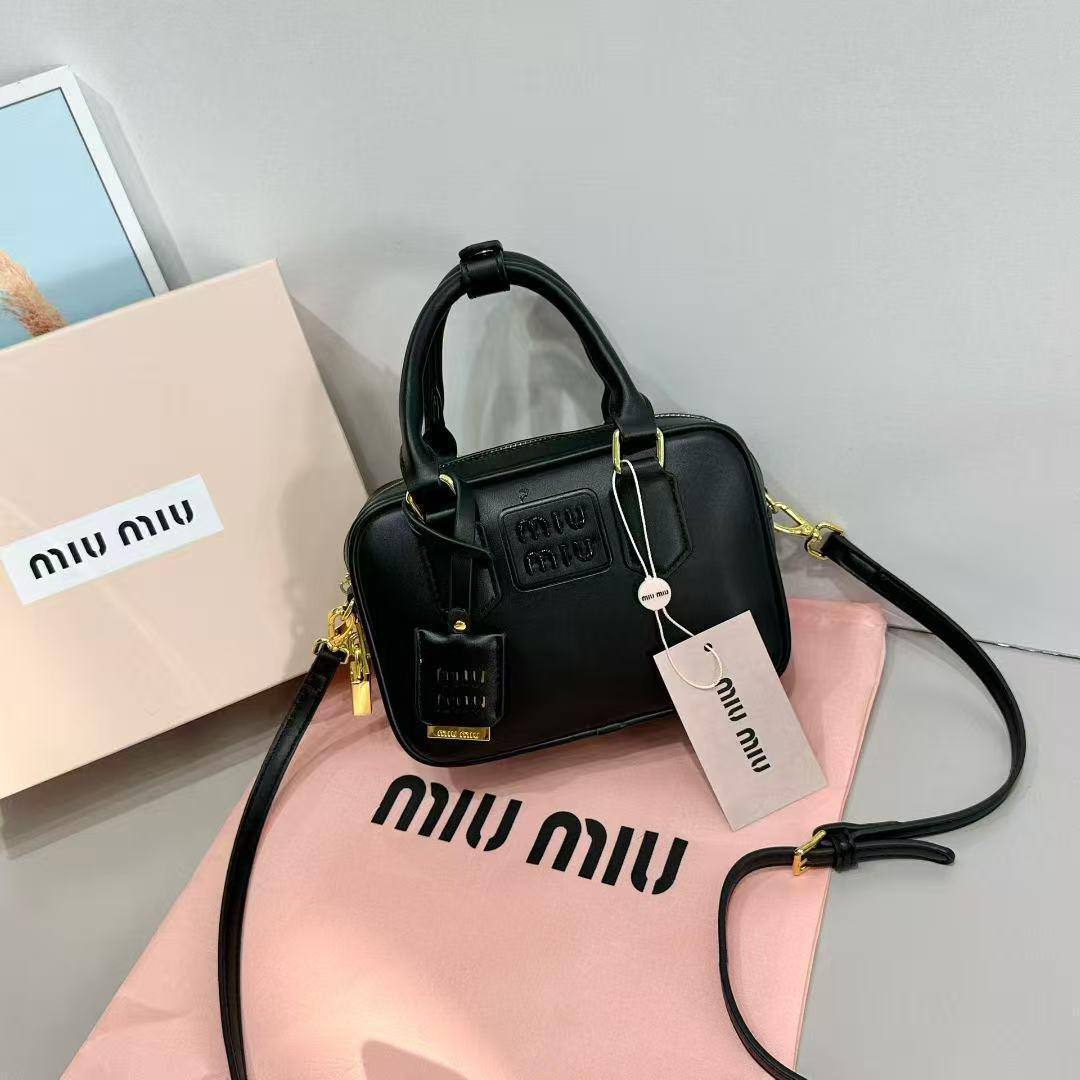 Miu Miu
95 dhs❣️
with box 
🎁🎁🎁

Good quality 🌹🌹🌹🌹

Zain253
♥️♥️♥️