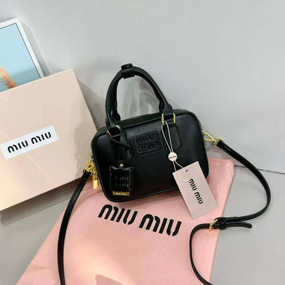 Miu Miu
95 dhs❣️
with box 
🎁🎁🎁

Good quality 🌹🌹🌹🌹

Zain253
♥️♥️♥️