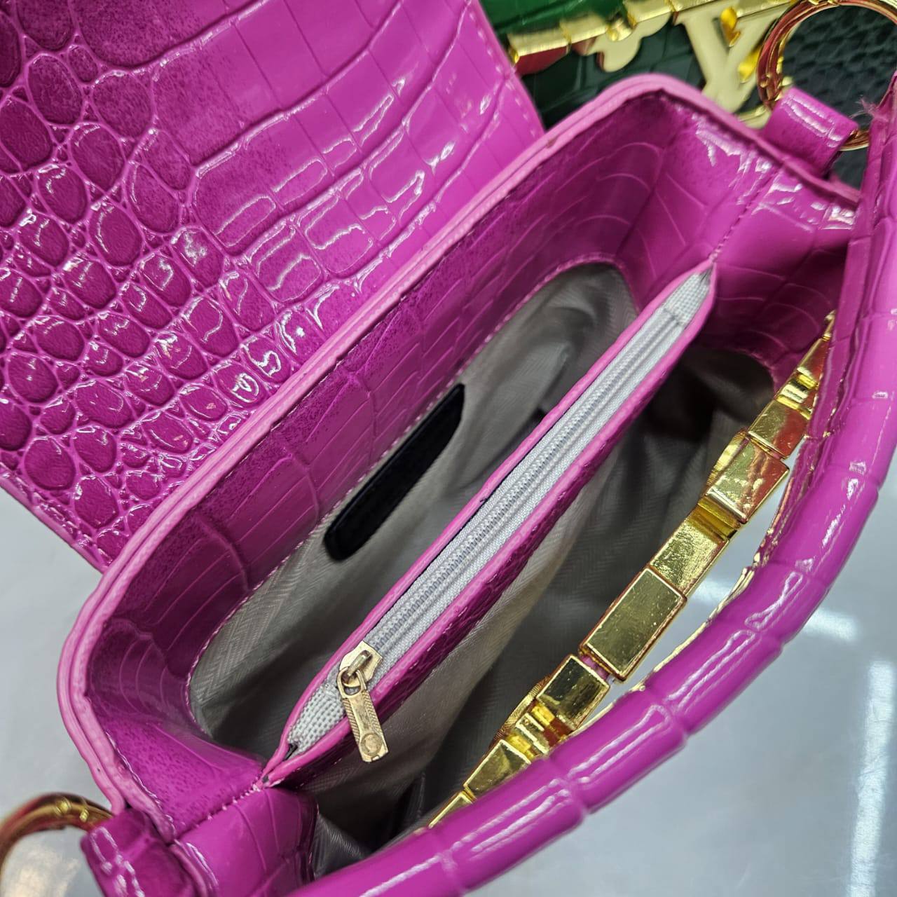 LV
ᴄᴀᴘᴜᴄɪɴᴇs ᴄʀᴏᴄᴏᴅɪʟᴇ
ɢʟᴏssʏ ʟᴇᴀᴛʜᴇʀ ᴍᴀᴛᴇʀɪᴀʟ
ɢᴏʟᴅ ʜᴀʀᴅᴡᴀʀᴇ
sɪᴢᴇ : 20cm
ᴡɪᴛʜ BOX

75 dhs🇦🇪🇦🇪

Zain31
♥️♥️♥️
