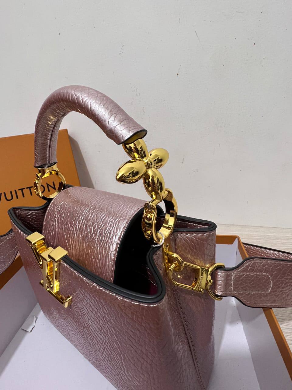 LV
110 dhs🪙🌨️

high quality 

With box  
🎁🎁🎁

20cm

Zain26
♥️♥️♥️