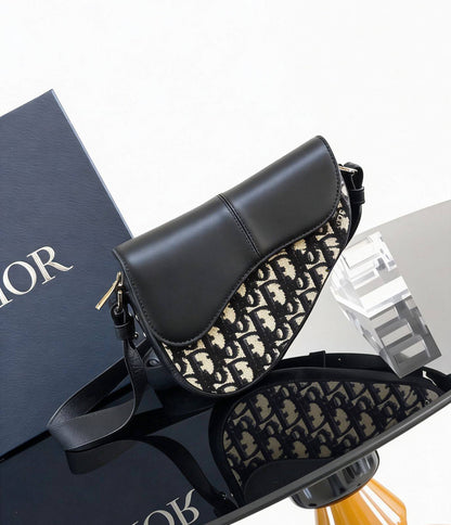 DIOR 

NEW CAME 
MINI SIZE 
UNISEX  
WITH BOX
95 dhs🇦🇪🇦🇪

Zain39
♥️♥️♥️