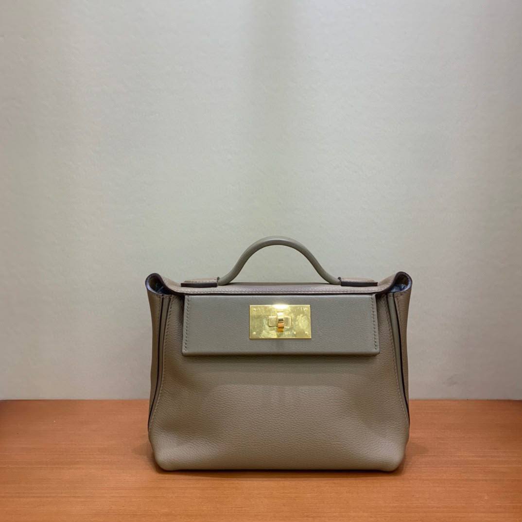Hermes
maroon / etoupe / brown

Single rolled leather top handle

Classic, elegant and timeless🙂‍↔️

For Price 👇 WhatsApp✅
0568585901 
0507557372
0552275751 Owner Zain 👌

Zain325
♥️♥️♥️