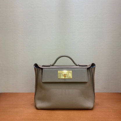 Hermes
maroon / etoupe / brown

Single rolled leather top handle

Classic, elegant and timeless🙂‍↔️

For Price 👇 WhatsApp✅
0568585901 
0507557372
0552275751 Owner Zain 👌

Zain325
♥️♥️♥️