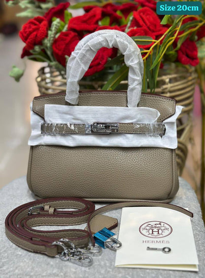 Hermes
Good quality 
with box 
🎁🎁🎁

100 dhs✅

Zain186
♥️♥️♥️