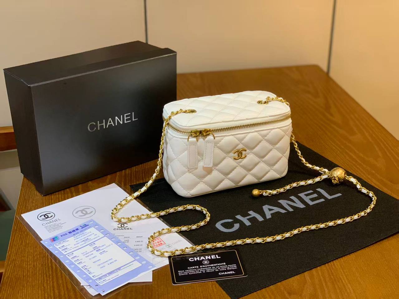 Chanel
good quality
withbox 
🎁🎁🎁

100 dhs🪙🖤

Zain143
♥️♥️♥️