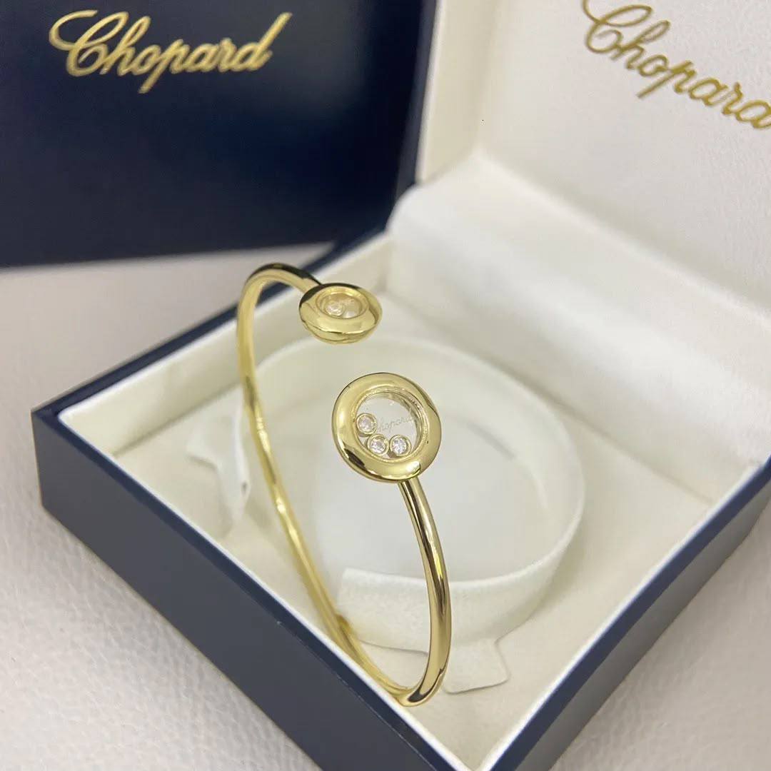 Chopard SET😍
Necklace 🦋
Earring👀
Bangle ❤️
Ring 💍 available size👇
6,7,8,9
Master quality 💯

With normal boxes 📦 
225 dhs🇦🇪🇦🇪

With master box 🗃️ 
280 dhs 🇦🇪🇦🇪

Zain216
♥️♥️♥️