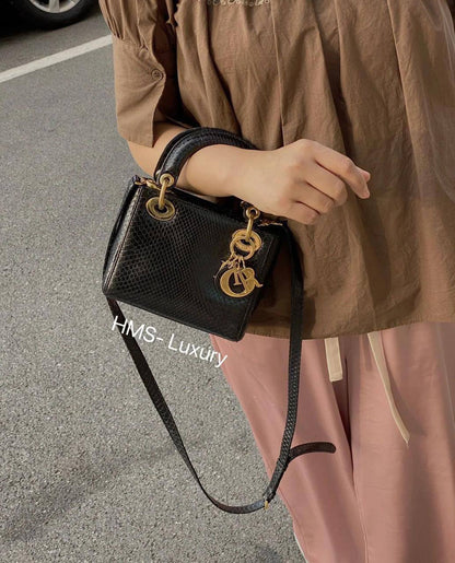 Lady Dior 

First quality +🎁

Size : 18 * 14 * 7 cm

95 dhs🇦🇪🇦🇪

with box 🎁

Zain115
♥️♥️♥️