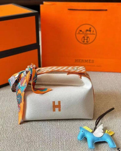 HERMES  

Makeup & Cosmetics Bag
Master Quality

21cm 
with box
210 dhs🇦🇪🇦🇪

Zain95
♥️♥️♥️
