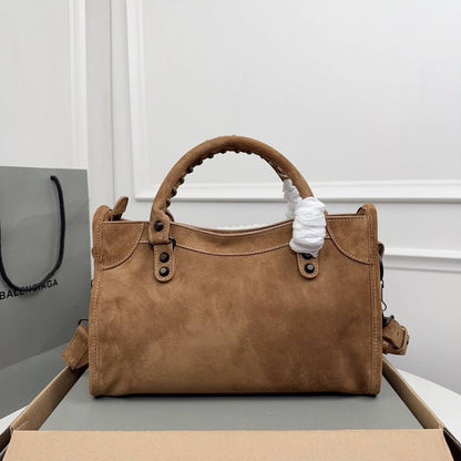 BALENCIAGA 
HIGH QUALITY
140 dhs✅

Zain39
♥️♥️♥️
