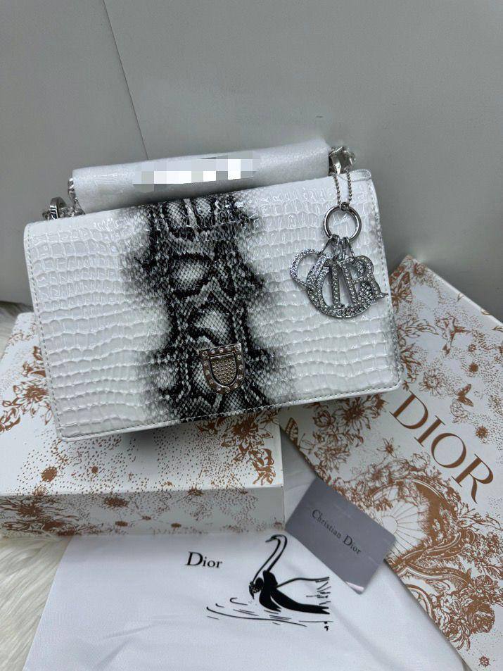 Dior diorama
Size : 25 * 16 cm

105 dhs🪙🌺

with box🎁

Zain115
♥️♥️♥️