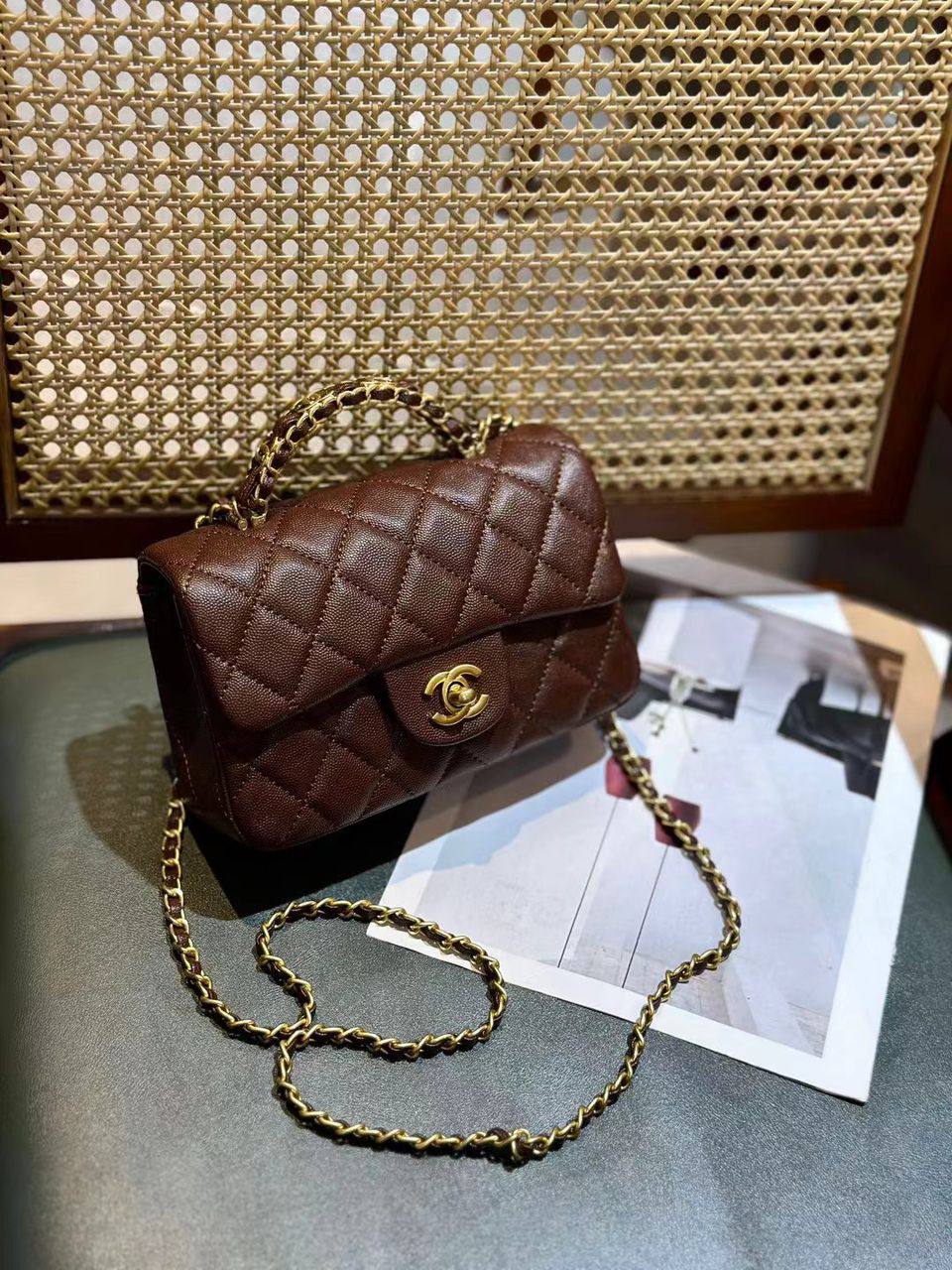 Chanel
105 dhs❣️
SIZE：18cm
High-quality 

with box
🎁🎁🎁

Zain35
♥️♥️♥️