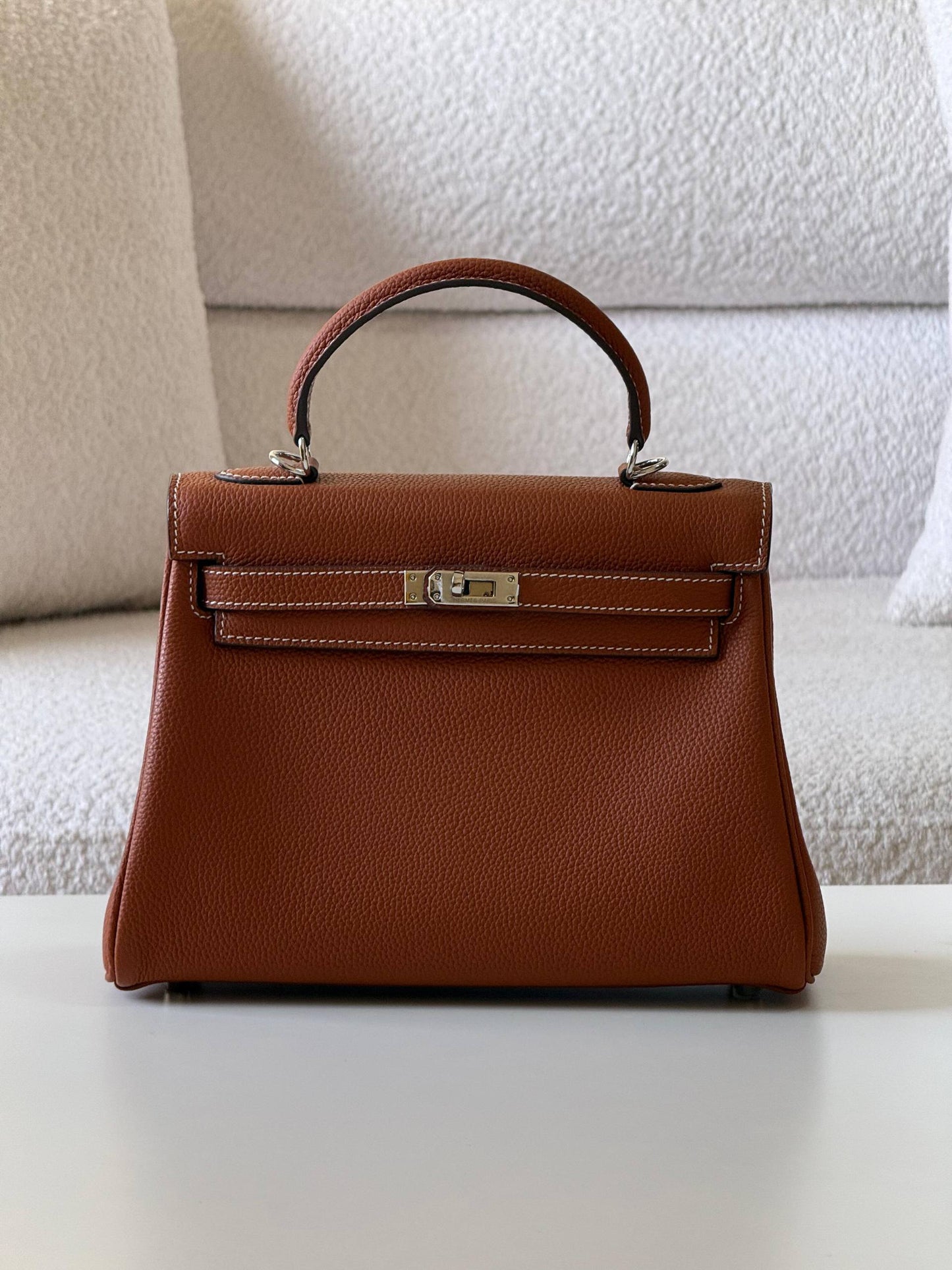 Hermes

kelly 25cm💕

master quality😍with box❤️
🎁🎁🎁

400 dhs❤️💚❤️

Zain52
♥️♥️♥️