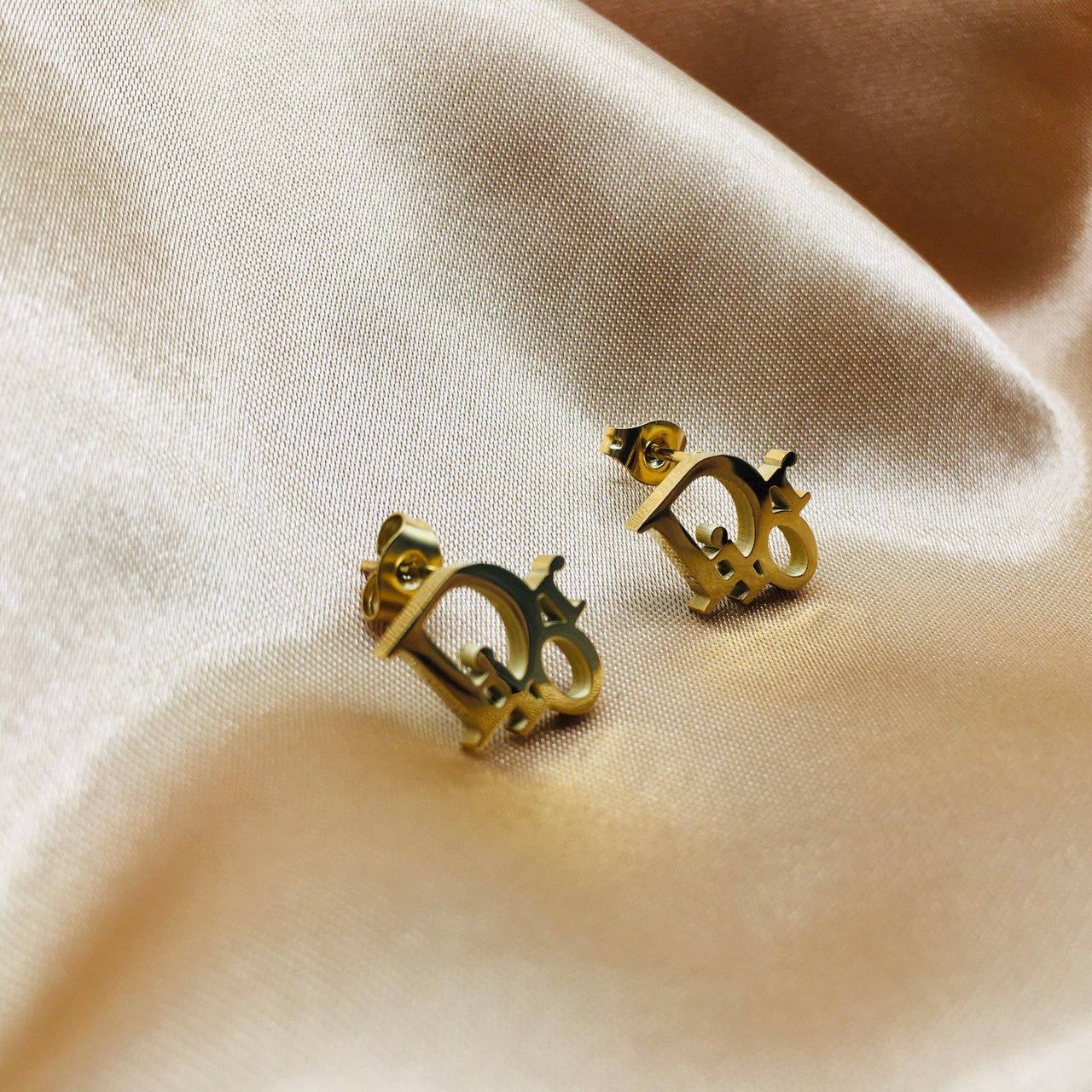 New arrival branded stainless steel with 18k gold plated Small earrings 
20 dhs🪙🌨️
30 dhs🪙🌨️
with branded box and paperbag 
*non tarnish 
*friendly for skin

Zain243
♥️♥️♥️