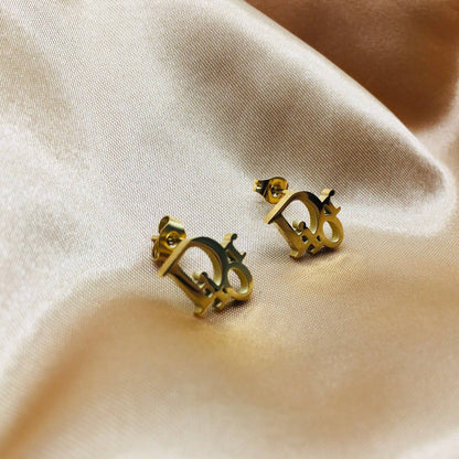 New arrival branded stainless steel with 18k gold plated Small earrings 
20 dhs🪙🌨️
30 dhs🪙🌨️
with branded box and paperbag 
*non tarnish 
*friendly for skin

Zain243
♥️♥️♥️