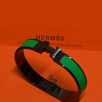 Hermes ❤️‍🔥*
Bangle ✨
Master quality 💯
Size 17,19,21
With normal boxes 📦 
55 dhs✅
With master box 🗃️ 
70 dhs✅

Zain216
♥️♥️♥️