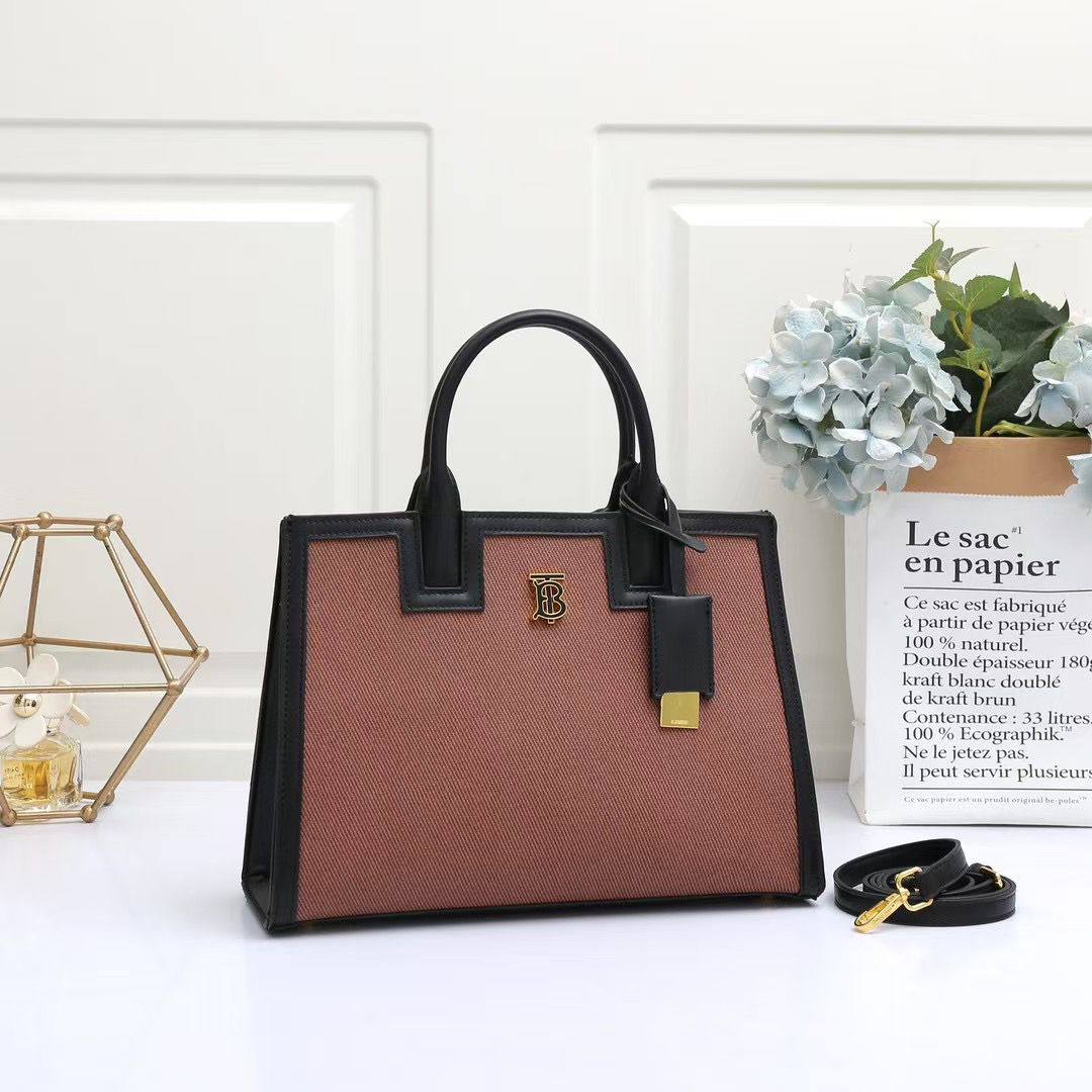 Burberry
100 dhs✅

Zain07
♥️♥️♥️