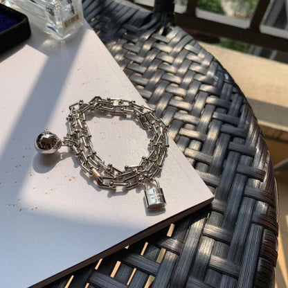 TIFFANY BRACELET 
MASTER

100 dhs🇦🇪🇦🇪

WITH BOX AND PAPER BAG
🎁🛍️

Zain89
♥️♥️♥️