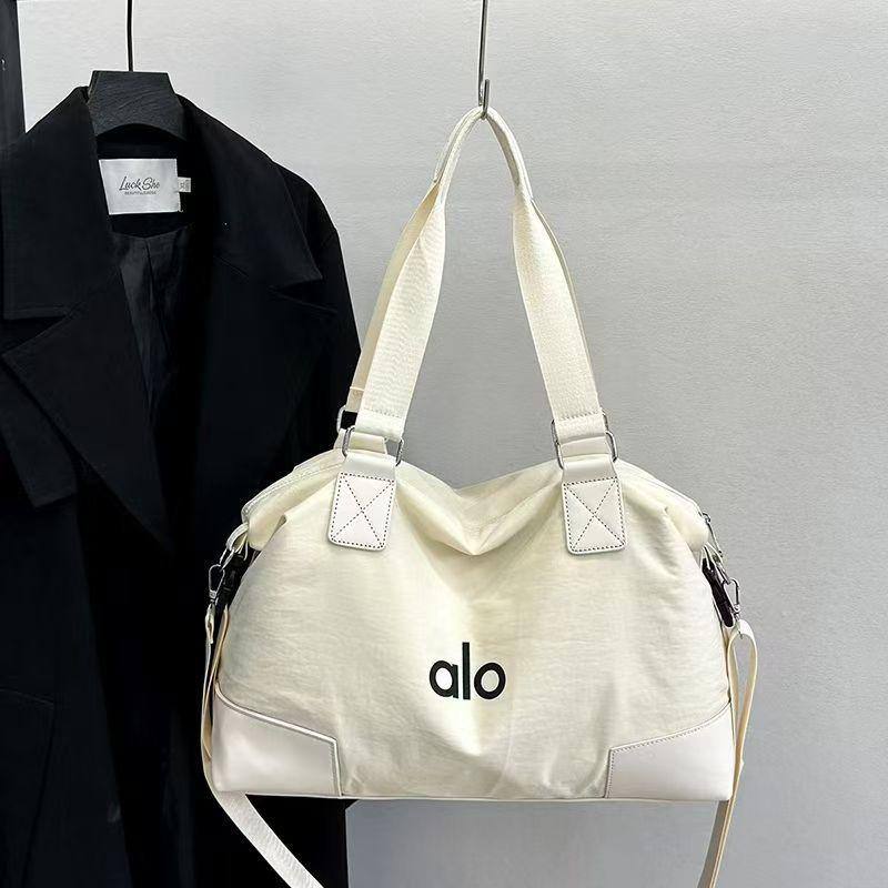 🥇 ALO  Fitness bag
Good quality 
Size : 45 * 16 * 30 cm
65 dhs💓

Zain115
♥️♥️♥️