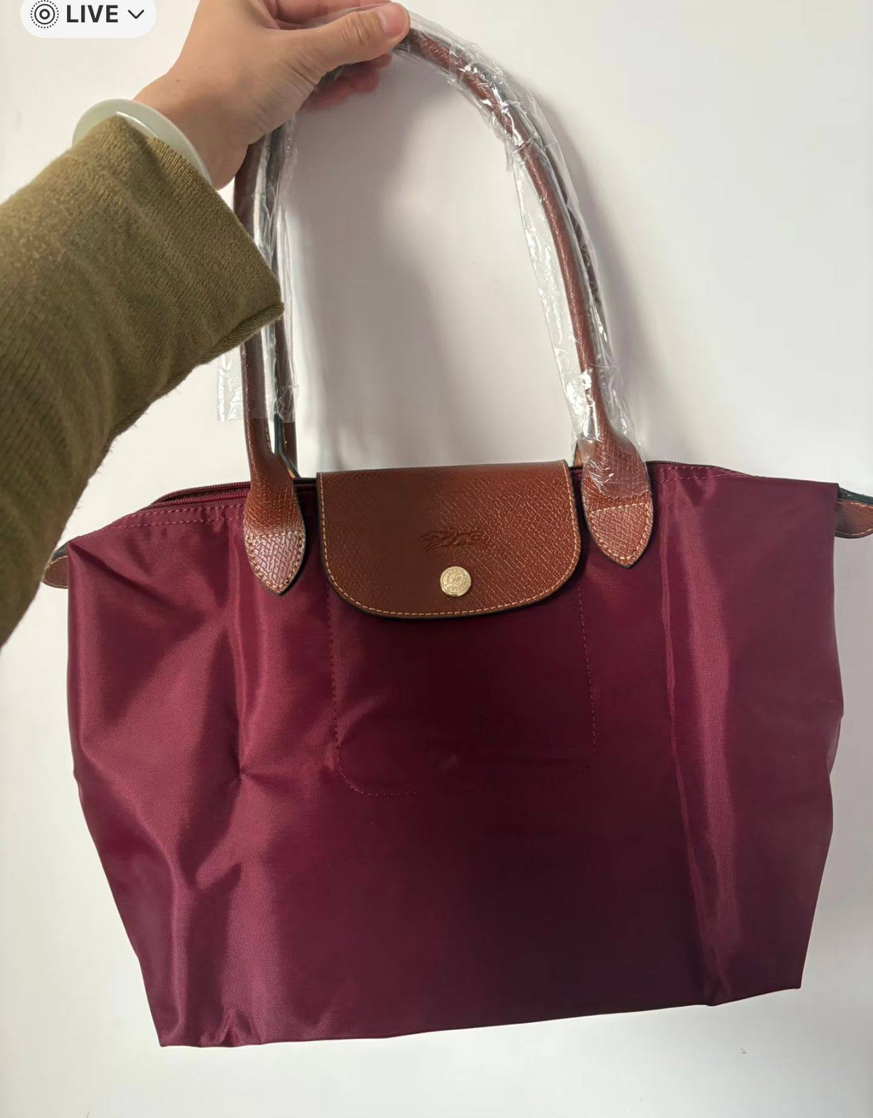 Longchamp 
good quality, good 
size. 46 * 30 cm
65 dhs❣️

Zain12
♥️♥️♥️