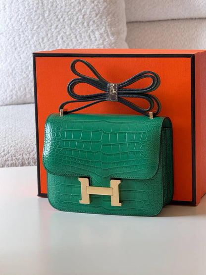 Hermes constance croc 18cm💕master quality😍

with box❤️
🎁🎁🎁

340 dhs🪙🖤🇦🇪

Zain52
♥️♥️♥️