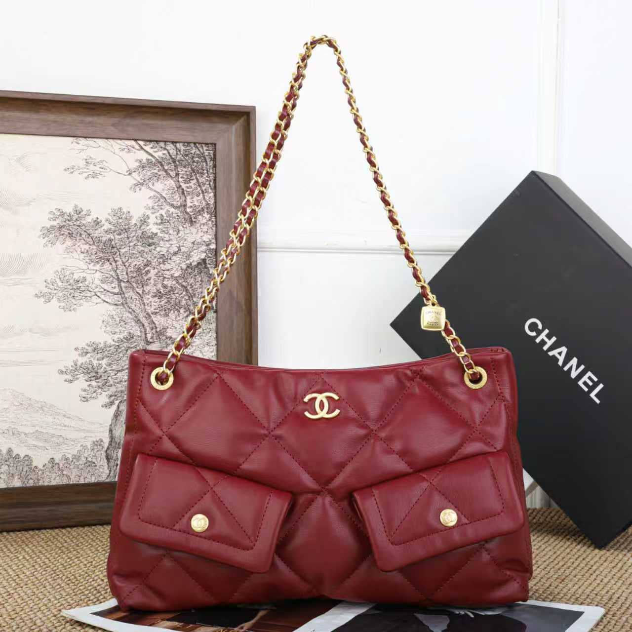 CHANEL
HIGH QUALITY 
120 dhs✅
Size:38cm

Zain39
♥️♥️♥️