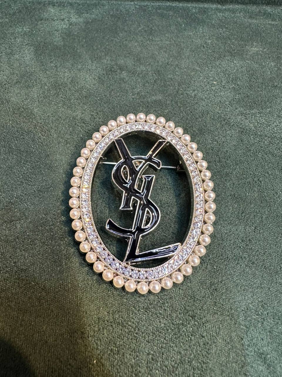 New arrival branded Brooches 

30 dhs🪙🌨️
40 dhs🪙🌨️

pc with branded box and paper bag🎁🎁🎁

Zain243
♥️♥️♥️