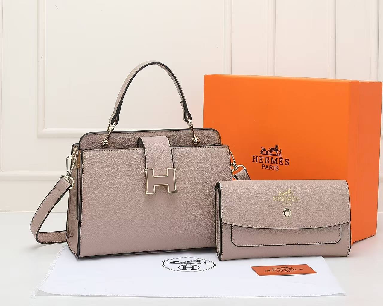 Hermes 
105 dhs🪙💚

with box
🎁🎁🎁

size 25×10×16cm

Zain42
♥️♥️♥️