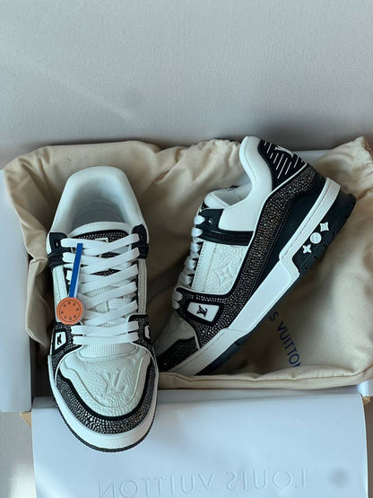 LOUIS VUITTON 
SUPER MASTER 
40-46
680 dhs🪙🖤

Zain43
♥️♥️♥️