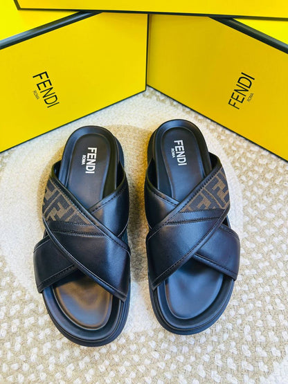 Slippers
High quality 
size 40-46 
200 dhs🪙🌨️

Zain132
♥️♥️♥️