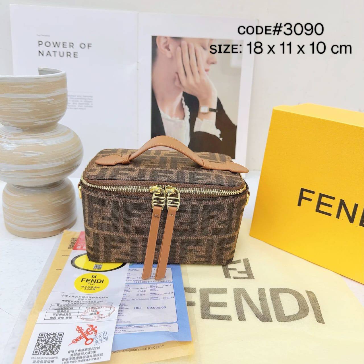 FENDI ᴠᴀɴɪᴛʏ ʙᴀɢ
ᴛᴏᴘ ʜᴀɴᴅʟᴇ ʙᴀɢ
ᴄᴀɴᴠᴀs ᴍᴀᴛᴇʀɪᴀʟ
ɢᴏʟᴅ ʜᴀʀᴅᴡᴀʀᴇ
ᴡɪᴛʜ ᴄʜᴀɪɴ ʙᴇʟᴛ sᴛʀᴀᴘ
sɪᴢᴇ : 18 cm
ᴡɪᴛʜ BOX
🎁🎁🎁

70 dhs🪙🌨️

Zain31
♥️♥️♥️