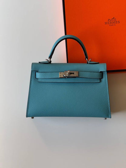 Hermes
minikelly 19cm💕
master quality😍with box❤️
340 dhs❤️💚❤️💚

Zain52
💚❤️💚