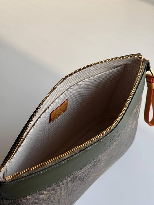 LV
650 dhs🌺
*Super Master*👸🏻

Zain284
♥️♥️♥️